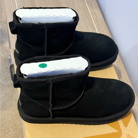 Brand New Koolabura by UGG Classic Black Ankle Boots - Picture 4 of 7